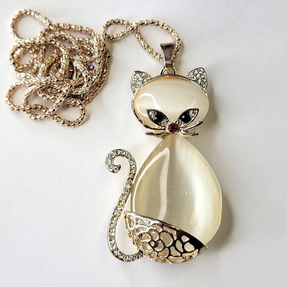 Cat Shaped Crystal Pendant - Picture 2 of 12